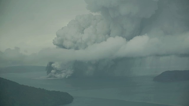 Semburan material vulkanik Anak Gunung Krakatau. (Foto: Dicky Adam Sidiq/kumparan)