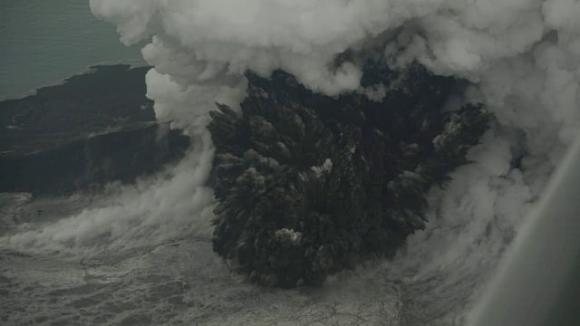 Semburan material vulkanik Anak Gunung Krakatau. (Foto: Dicky Adam Sidiq/kumparan)