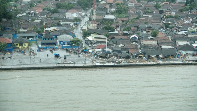 Gambar udara kondisi pesisir Pantai Tanjung Lesung yang di terjang tsunami. (Foto: Dicky Adam Sidiq/kumparan)