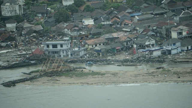 Gambar udara kondisi pesisir Pantai Tanjung Lesung yang di terjang tsunami. (Foto: Dicky Adam Sidiq/kumparan)