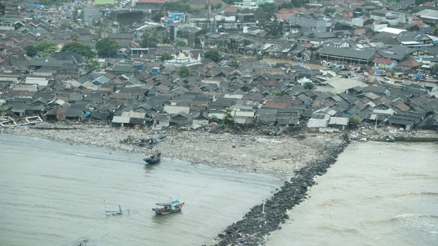 Gambar udara kondisi pesisir Pantai Tanjung Lesung yang di terjang tsunami. (Foto: Dicky Adam Sidiq/kumparan)