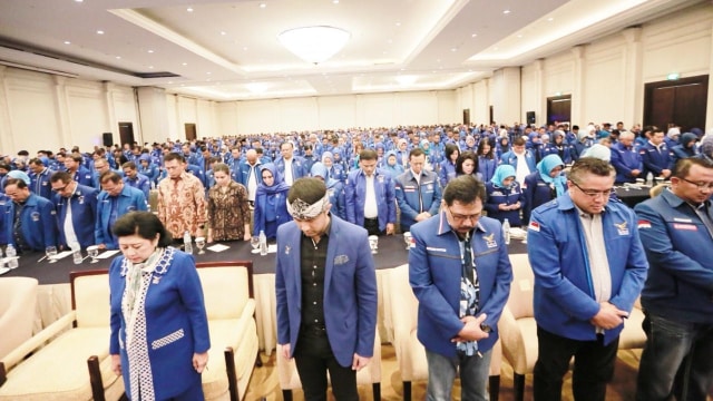 Kader Partai Demokrat mengheningkan cipta untuk korban tsunami Lampung dan Banten. (Foto: Humas Partai Demokrat/Abror Rizki)