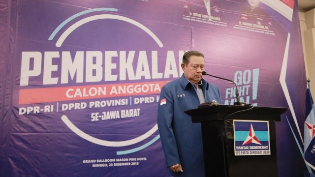Ketum Partai Demokrat, Susilo Bambang Yudhoyono mengheningkan cipta untuk korban tsunami Lampung dan Banten. (Foto: Humas Partai Demokrat/Abror Rizki)