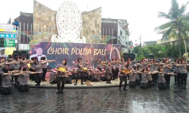 Sambut Natal, Choir Polda Bali Hibur Turis di Ground Zero