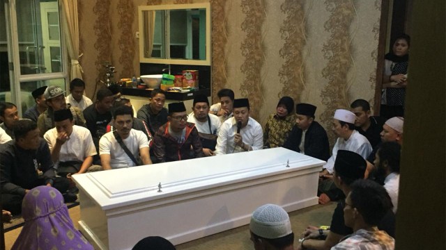 Jenazah Herman ‘Seventeen’ sampai di rumah duka di kawasan Kalibata, Jakarta Selatan, Senin (23/12) pukul 00.50 WIB. (Foto: Alexander Vito/kumparan)