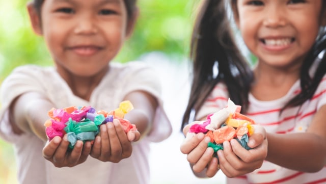 Ingatkan anak untuk berbagi makanan yang ia miliki (Foto: Shutterstock)