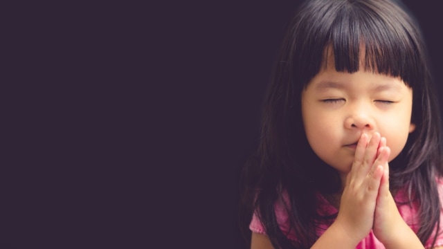 Ilustrasi anak perempuan berdoa (Foto: Shutterstock)