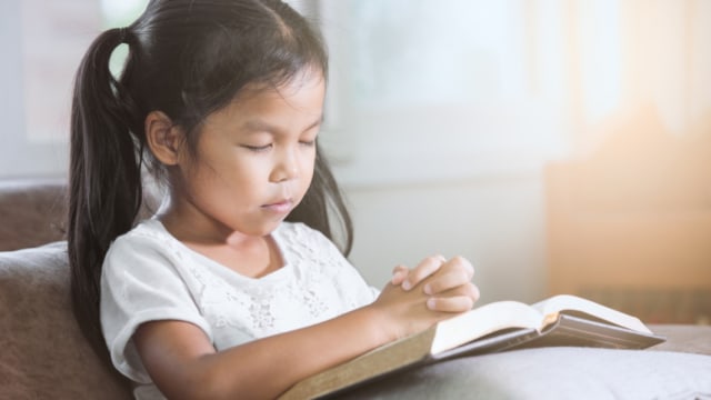 Ilustrasi anak berdoa (Foto: Shutterstock)