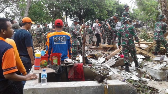 Evakuasi korban tsunami Anyer. (Foto: Dok. BNPB)