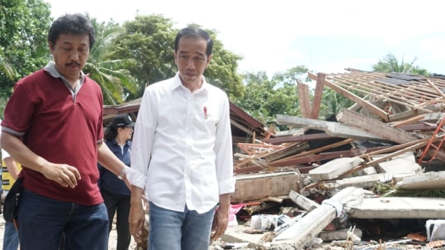 Presiden Joko Widodo tinjau lokasi terdampak tsunami di Hotel Mutiara Carita. (Foto: Helmi Afandi Abdullah/kumparan)