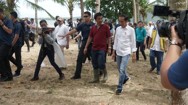 Presiden Joko Widodo tinjau lokasi terdampak tsunami di Hotel Mutiara Carita. (Foto: Helmi Afandi Abdullah/kumparan)