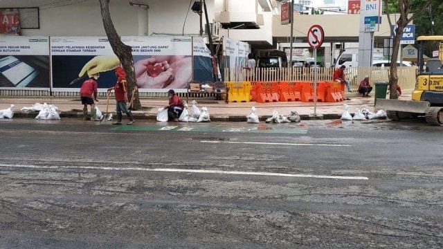 Proses perbaikan Jalan Raya Gubeng, Surabaya, Jawa Timur. (Foto: Instagram/@trirismaharini)