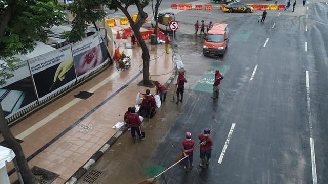 Proses perbaikan Jalan Raya Gubeng, Surabaya, Jawa Timur. (Foto: Instagram/@trirismaharini)