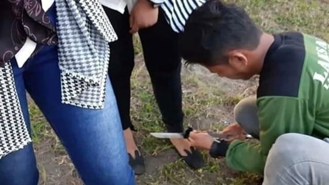 Laskar FPI Nagan Raya memotong bagian ujung celana ABG yang diduga memakai busana ketat dan tak Islami. (Foto: Facebook/Haba Netizen)