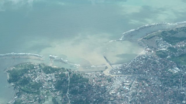 Keadaan Pantai Carita Anyer dari pantauan udara. (Foto: Matheus Marsely/kumparan)