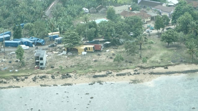 Keadaan Pantai Carita Anyer dari pantauan udara. (Foto: Matheus Marsely/kumparan)