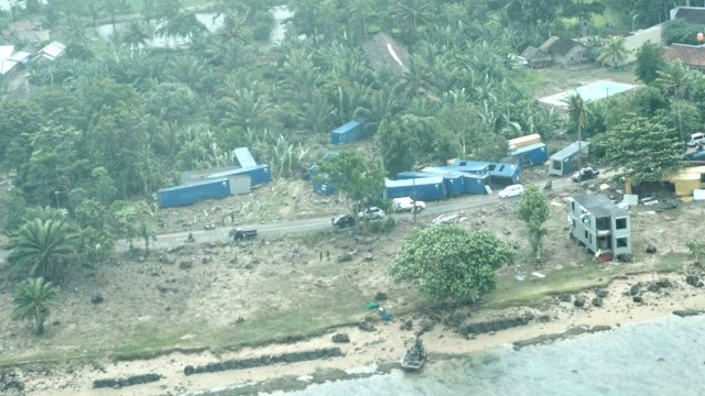 Keadaan Pantai Carita Anyer dari pantauan udara. (Foto: Matheus Marsely/kumparan)