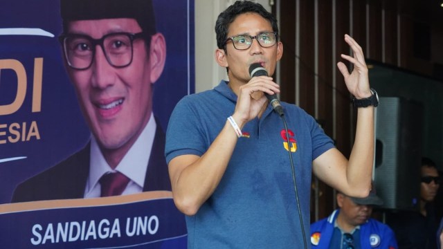 Sandiaga Uno dalam dialog milenial di Kopi Kita samping eks MTQ Kendari, Sulawesi Tenggara. (Foto: Dok. Tim Media Sandiaga Uno)
