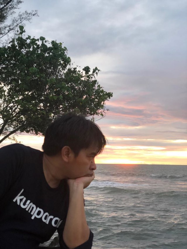 Aku saat melihat Gunung Anak Krakatau saat sunset. (Foto: Arifin Asydhad/kumparan)