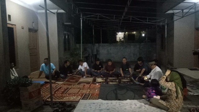 Suasanan saat tahlilan di rumah duka drummer Seventeen. (Foto: Aria Pradana/kumparan)