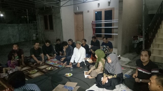 Suasanan saat tahlilan di rumah duka drummer Seventeen. (Foto: Aria Pradana/kumparan)