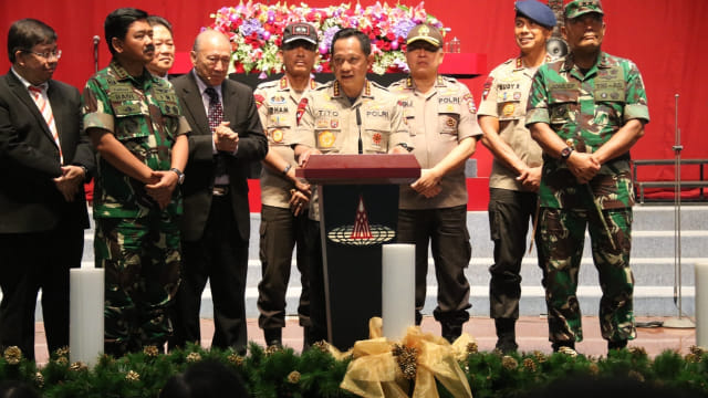 Kapolri Jenderal Pol Tito Karnavian dan Panglima TNI Marsekal Hadi Tjahjanto meninjau pelaksanaan malam natal di Gereja Injil. Foto: Fadjar Hadi/kumparan