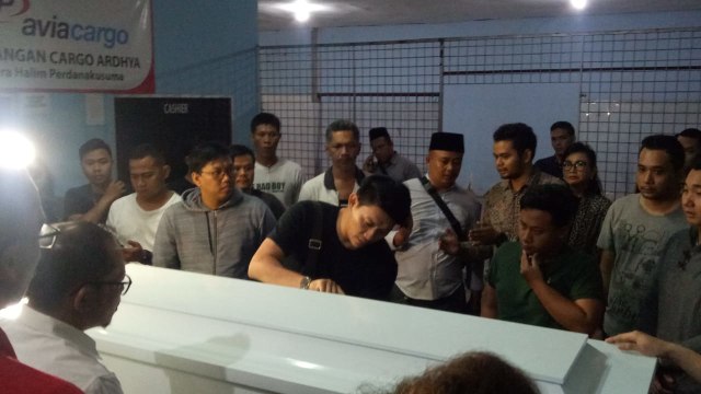 Jenazah istri dari Ifan Seventeen tiba di terminal kargo bandara Halim Perdanakusumah. (Foto: Aprilandika Pratama/kumparan)