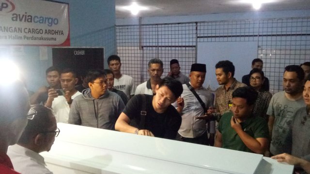 Jenazah istri dari Ifan Seventeen tiba di terminal kargo bandara Halim Perdanakusumah. (Foto: Aprilandika Pratama/kumparan)