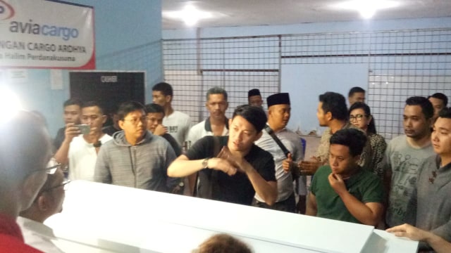 Jenazah istri dari Ifan Seventeen tiba di terminal kargo bandara Halim Perdanakusumah. (Foto: Aprilandika Pratama/kumparan)