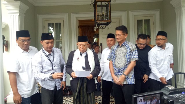 Konpres Ma'ruf Amin sebelum berangkat ke Pandeglang di Kediamannya,  Jalan Situbondo (Foto: Fahrian Saleh/kumparan)