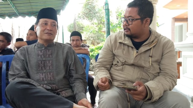 Ayah Dyla Sahra (kiri) di rumah duka. (Foto: Pramita Kusumaningrum)