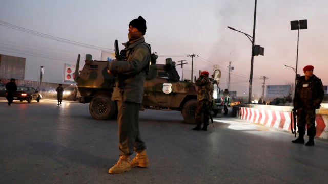 Pasukan keamanan Afghanistan berjaga-jaga di lokasi serangan di Kabul, Afghanistan Senin (24/12/2018). 
 (Foto: REUTERS/Omar Sobhani)