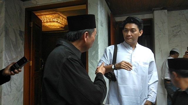 Ifan seventeen (kanan) tiba di rumah duka. (Foto: Pramita Kusumaningrum/kumparan)