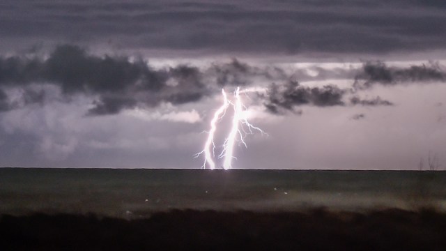Kilatan petir menyertai dentuman Gunung Anak Krakatau, 24 Desember 2018. Foto: Antara/Muhammad Adimaja