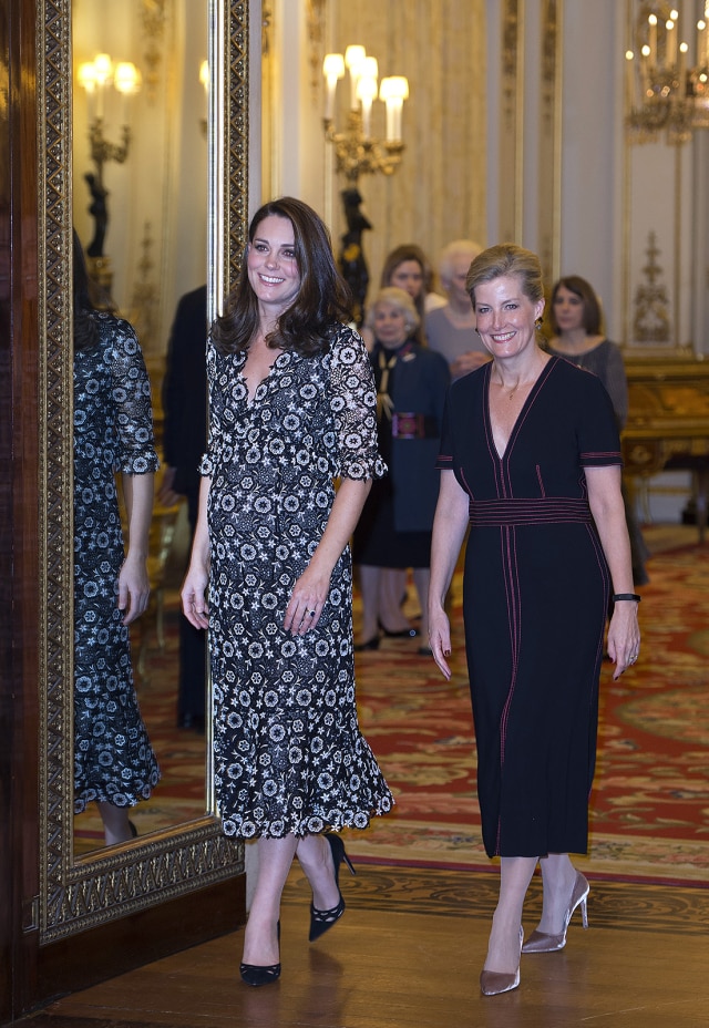 Gaya Fashion Terbaik Kate Middleton di 2018. (Foto: AFP/EDDIE MULHOLLAND)