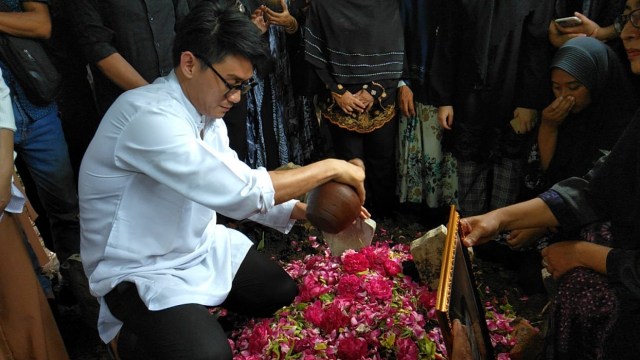 Prosesi pemakaman istri Ifan Seventeen. (Foto: Pramita Kusumaningrum/kumparan)