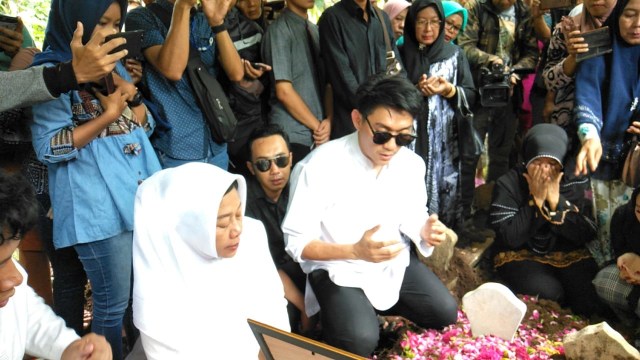 Prosesi pemakaman istri Ifan Seventeen. (Foto: Pramita Kusumaningrum/kumparan)