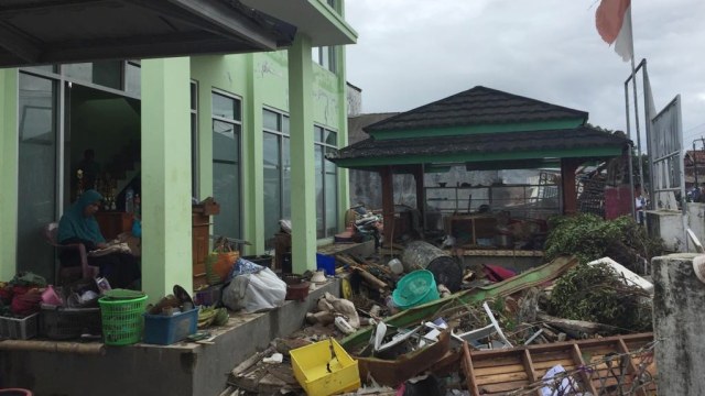 Kondisi Kantor Desa Sumberjaya, Kecamatan Sumur, Pandeglang, Banten, Selasa (25/12). (Foto: Rafyq Panjaitan/kumparan)