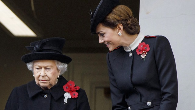 Ratu Elizabeth II dan Kate Middleton. (Foto: AFP/Tolga Akmen)