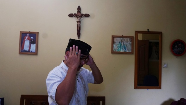 Richardus Jacobus Napiun, tokoh masyarakat Kampung Sawah yang beragama Katolik. (Foto: Nugroho Sejati/kumparan)