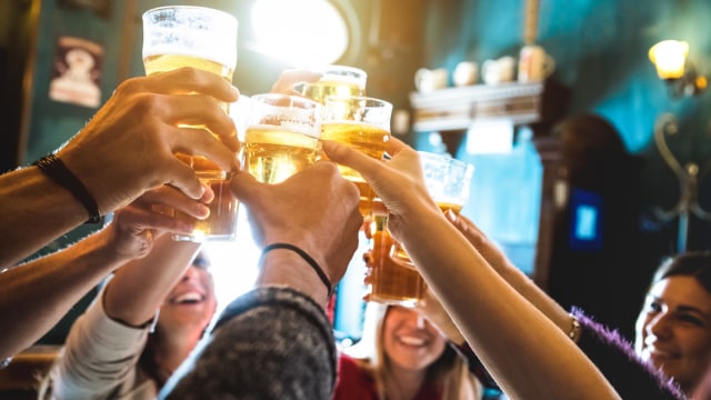 Ilustrasi minum bir di Pub. Foto: Shutter Stock