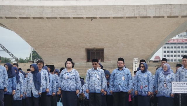 Upacara pengibaran bendera merah putih dalam rangka peringatan hari ibu ke 90 tahun 2018 di Monumen Nasional, Jakarta, (26/12/2018). (Foto: Irfan Adi Saputra/kumparan)