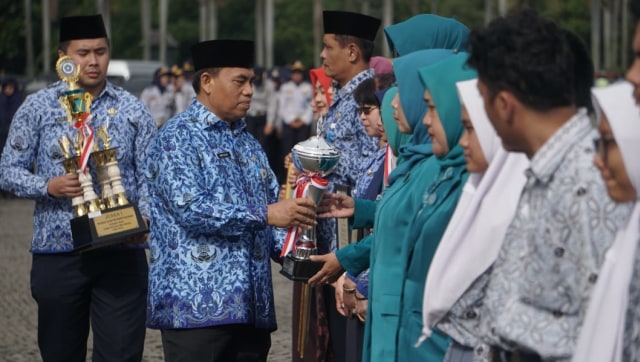 Sekda DKI Jakarta Saefullah di Upacara pengibaran bendera merah putih dalam rangka peringatan hari ibu ke 90 tahun 2018 di Monumen Nasional, Jakarta, (26/12/2018). (Foto: Irfan Adi Saputra/kumparan)