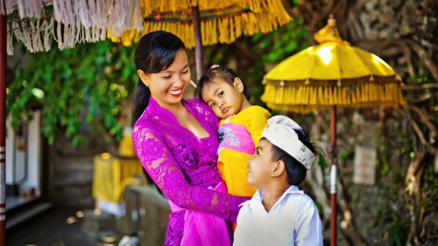 Ilustrasi ibu dan kedua anak dalam kegembiraan hari raya Galungan (Foto: Shutterstock)