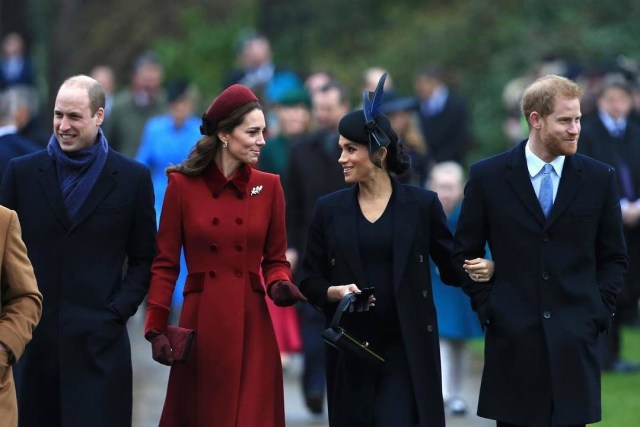 Pangeran William, Kate Middleton, Meghan Markle, dan Pangeran Harry berjalan menuju St. Mary Magdalene Church, Sandringham, untuk mengikuti misa Natal 2018. (Foto: Dok. Meghan Markle Official)