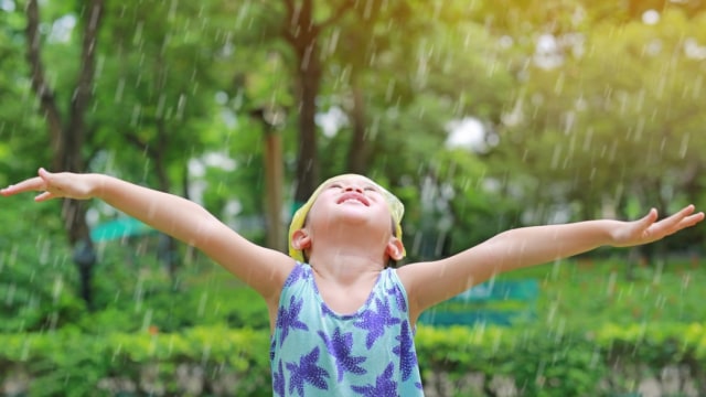 Bukan hujan yang membuat anak sakit setelah bermain (Foto: Shutterstock)