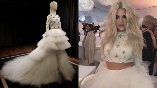 Khloe Kardashian kenakan gaun natal Monica Ivena. (Foto: Dok. The Clique HK)