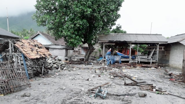 Situasi Desa Pulau Sebesi usai diterjang tsunami. (Foto: Dok. Syamsiar)