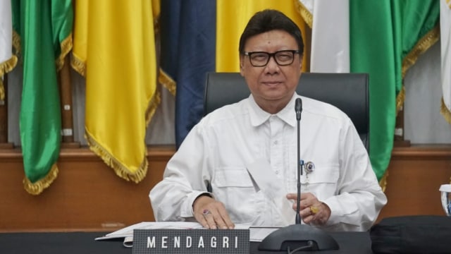 Menteri Dalam Negeri Indonesia Tjahjo Kumolo saat konferensi pers laporan akhir tahun 2018 Kementerian Dalam Negeri dan Badan Nasional Pengelola Perbatasan di gedung kementerian dalam negeri, Jakarta (26/12). (Foto: Irfan Adi Saputra/kumparan)