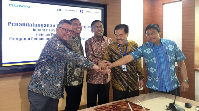 Perum Jamkrindo dan Askrindo Teken Kerja Sama Penjaminan KUR Bersama di Gedung Askrindo, Jakarta, Rabu (26/12). (Foto: Nurul Nur Azzizah/kumparan)